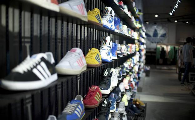 Estafa Una Y Los Policía Advierte De Sobre AdidasLa oxeCWrdB
